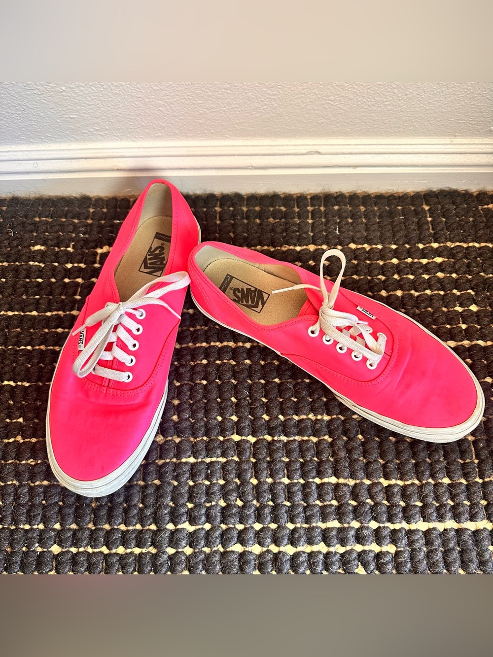 Vans Low-Top Sneakers in Bright Pink